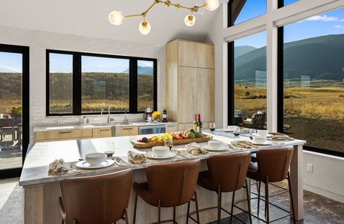 Pray Casa | Indulge in the Ultimate Western Retreat: Ideal location close to adventures
