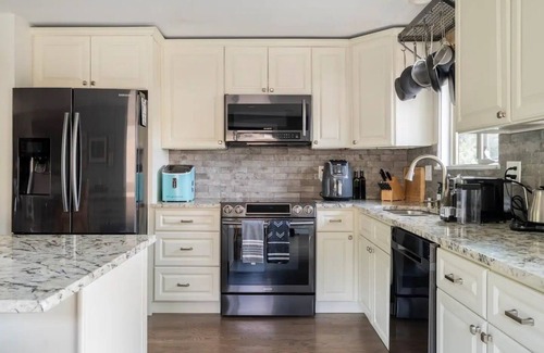 Brighton Casa | Indulge, Relax & Play: 5-Bedroom Haven with Games, Kitchen, Deck, Office & A/C