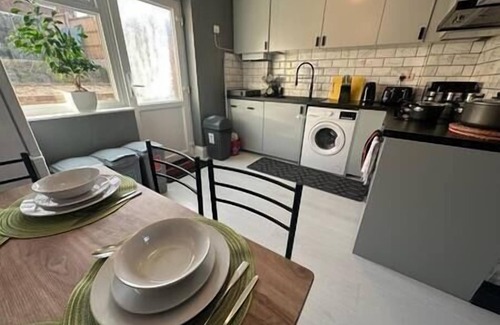 Swindon Casa | Indulgent Cozy 2 BR home