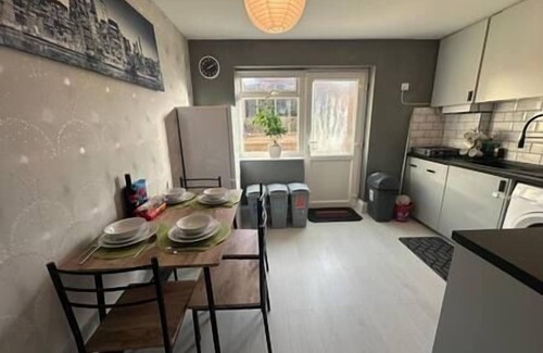 Swindon Casa | Indulgent Cozy 2 BR home