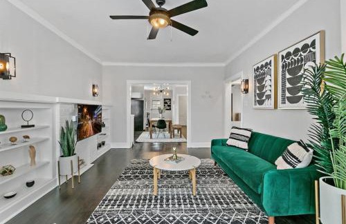 Boystown Apartamento | Indulging 2BR Apartment in Festive Boystown - Buckingham 1