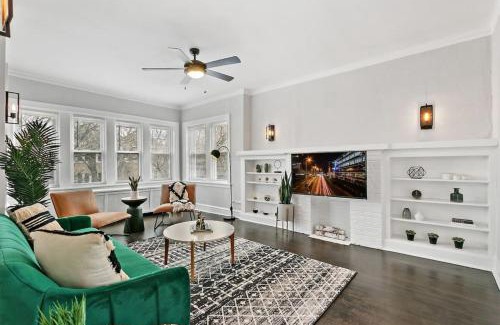 Boystown Apartamento | Indulging 2BR Apartment in Festive Boystown - Buckingham 1