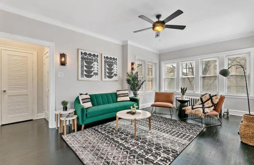 Boystown Apartamento | Indulging 2BR Apartment in Festive Boystown - Buckingham 1