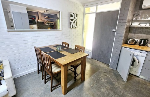 Shenton Park Apartamento | Industrial 11 - 1BRM Unit with Courtyard & Parking