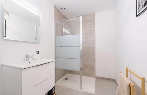 Toulouse East Apartamento | Industrial 2 bedroom with terrace, parking and wifi