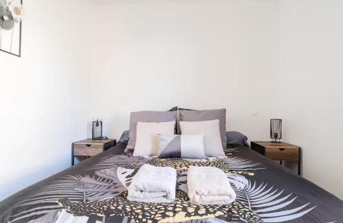 Toulouse East Apartamento | Industrial 2 bedroom with terrace, parking and wifi