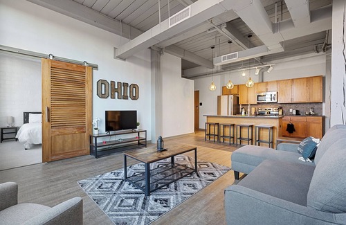 Downtown Cleveland Cama Y Desayuno | Industrial 2BD Apt in Downtown Cleveland!