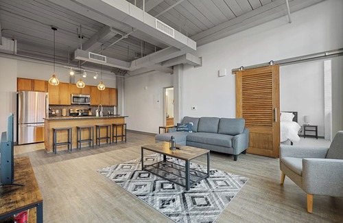 Downtown Cleveland Cama Y Desayuno | Industrial 2BD Apt in Downtown Cleveland!