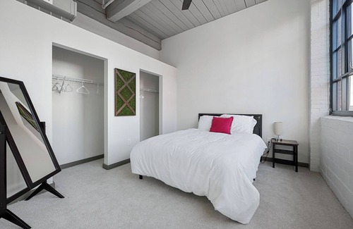 Downtown Cleveland Cama Y Desayuno | Industrial 2BD Apt in Downtown Cleveland!