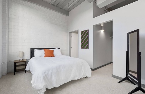 Downtown Cleveland Cama Y Desayuno | Industrial 2BD Apt in Downtown Cleveland!