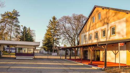 Belisce Cama Y Desayuno | Industrial Belišće