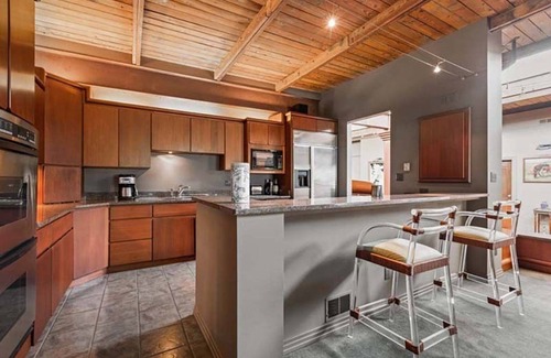 Chatham-Arch Casa | Elegancia industrial♛ Estacionamiento gratis ♛ Heart of Mass Ave ♛ Downtown Indianapolis
