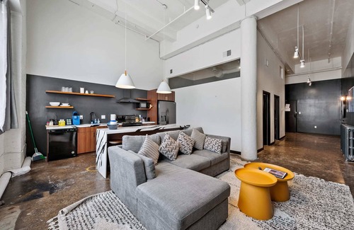 North Oakland Apartamento | Industrial Loft 3 min to Hillman Cancer Center Sleeps 6
