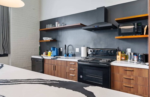 North Oakland Apartamento | Industrial Loft 3 min to Hillman Cancer Center Sleeps 6