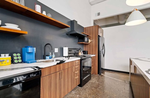 North Oakland Apartamento | Industrial Loft 3 min to Hillman Cancer Center Sleeps 6