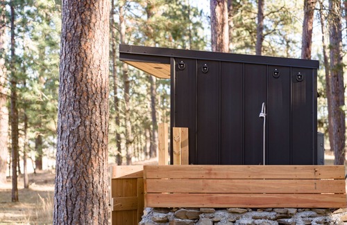 Custer Cabina | Industrial, modern micro cabin in the forest