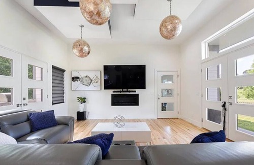Council Bluffs Casa | Industrialized Modernly Designed Upscale Retreat