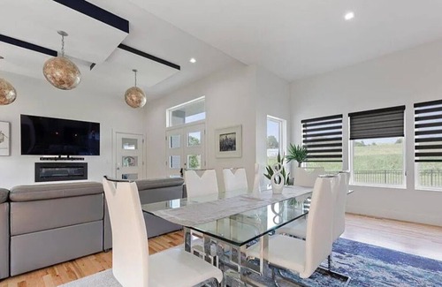 Council Bluffs Casa | Industrialized Modernly Designed Upscale Retreat