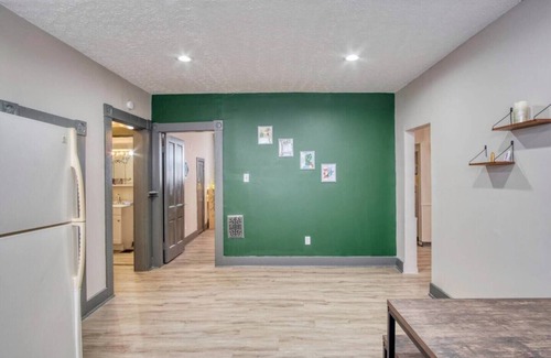 Windsor Park Apartamento | Indy - 1BR/1BA, Ideal Workspace and Garden