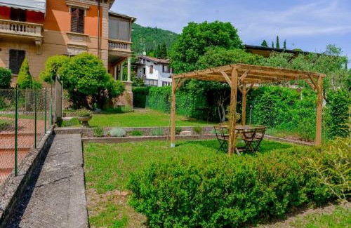 Salo Apartamento | Ines Lake Garden - with private parking & garden