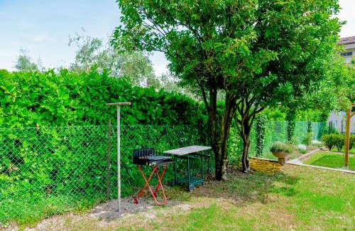 Salo Apartamento | Ines Lake Garden - with private parking & garden
