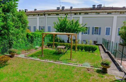Salo Apartamento | Ines Lake Garden - with private parking & garden