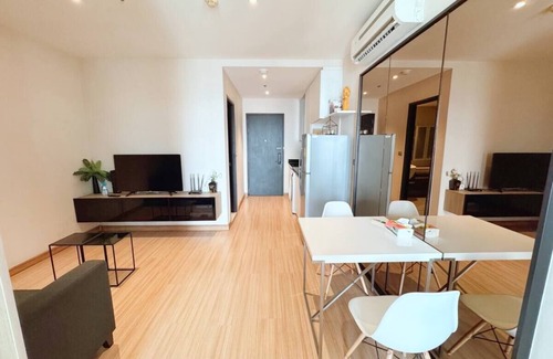 Phra Khanong Nuea Apartamento | Infinity Pool/Sky Bar/City View/1 min walk to BTS/W District/Family Friendly