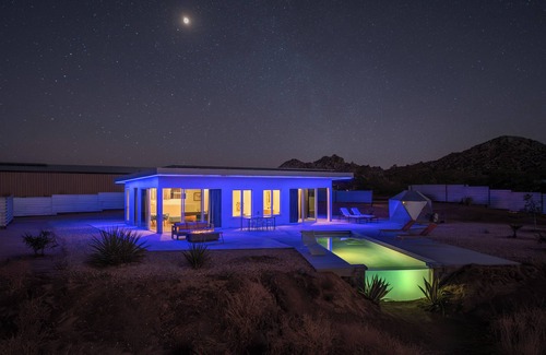 Pioneertown Casa | Infinity |Swim-Up Infinity Pool w/ Mountain Views