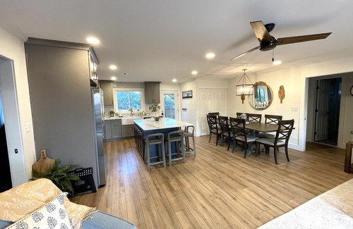Sandbridge Casa | Inground Pool! 3 min walk to beach, dining. Dog friendly! 5 BR Sleeps 16