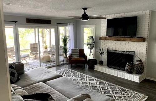 Cadiz Casa | Inmerse in the Serenity of this Lakefront Cottage in Cadiz, Kentucky