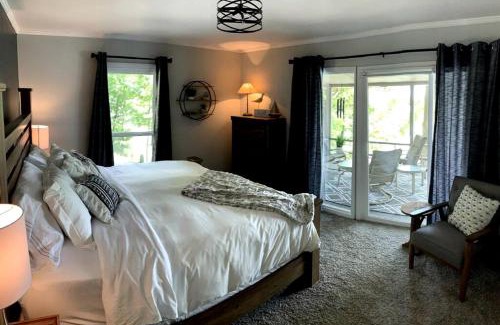 Cadiz Casa | Inmerse in the Serenity of this Lakefront Cottage in Cadiz, Kentucky