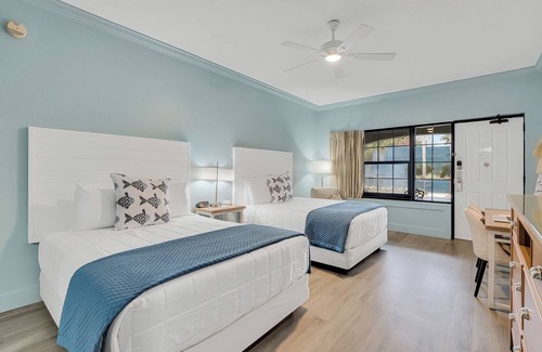 Crystal Beach Hotel | 2 camas dobles. Traer su mascota con usted!