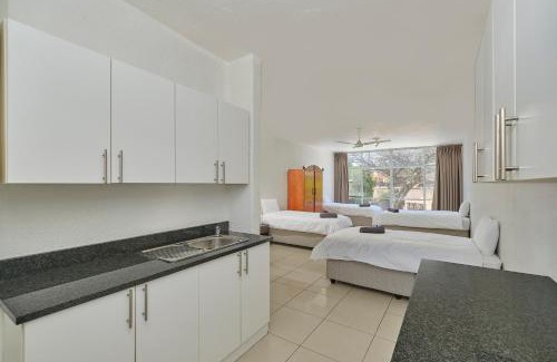 Greater Johannesburg Metropolitan Area Hotel | Inn & Out Sandton Park