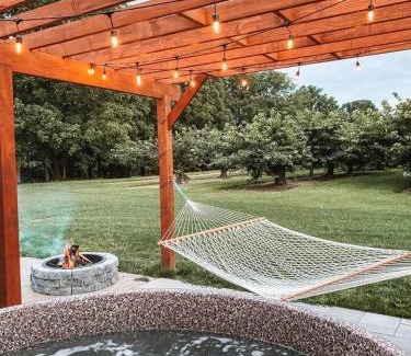 Lincoln Casa | Inn The Orchard, Modern Cottage, private Hot Tub