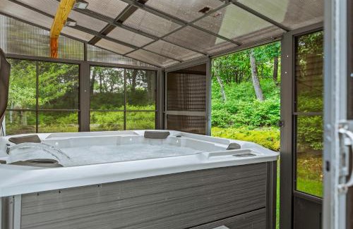 Long Pond Casa | Inn the Poconos by AvantStay Private Lake Access Enclosed Hot Tub