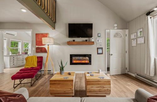 Long Pond Casa | Inn the Poconos by AvantStay Private Lake Access Enclosed Hot Tub