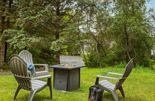 Long Pond Casa | Inn the Poconos by AvantStay Private Lake Access Enclosed Hot Tub