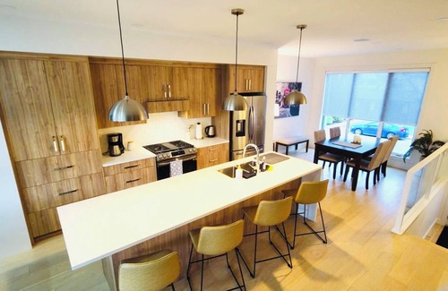 Parkhill-Stanley Park Casa | Innercity Luxury 3BR House with AC/ garage near Stampede/ Saddledome/ BMO/ MNP