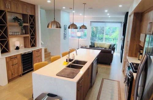 Parkhill-Stanley Park Casa | Innercity Luxury 3BR House with AC/ garage near Stampede/ Saddledome/ BMO/ MNP