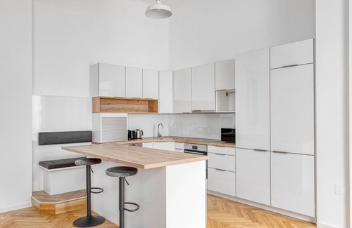 Neubau Apartamento | Innere Stadt 2BR w/ Elevator, Best Locale in City