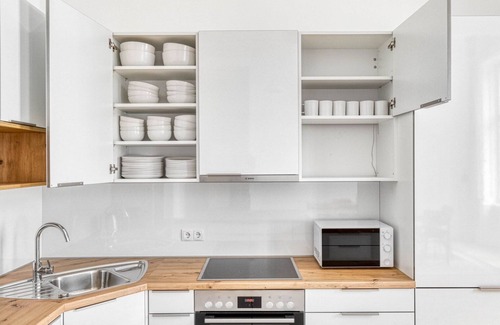 Neubau Apartamento | Innere Stadt 2BR w/ Elevator, Best Locale in City