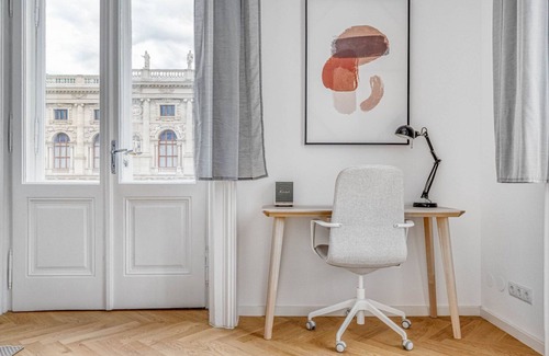 Neubau Apartamento | Innere Stadt 2BR w/ Elevator, Best Locale in City