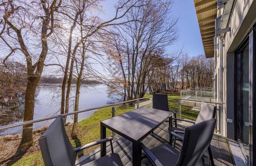 Krakow am See Apartamento | Insel der Asanas - Elegante Ferienwohnung mit Balkon, Kamin & Wellness am Krakower See