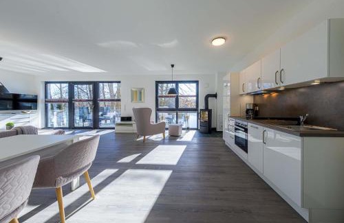 Krakow am See Apartamento | Insel der Asanas - Elegante Ferienwohnung mit Balkon, Kamin & Wellness am Krakower See