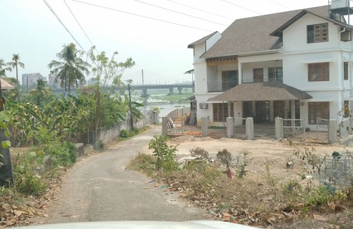 Kakkanad Villa | Dentro de la CIUDAD, pero el ambiente de la aldea, tranquilo y sereno, se abre al río