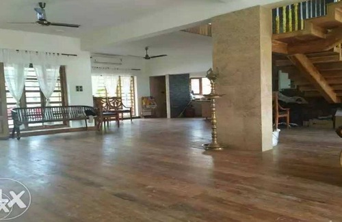 Kakkanad Villa | Dentro de la CIUDAD, pero el ambiente de la aldea, tranquilo y sereno, se abre al río