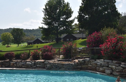 Camdenton Cabaña | Dentro del Premier Old Kinderhook Golf Resort, se admiten mascotas y kayak GRATIS.