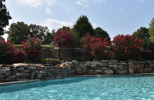 Camdenton Cabaña | Dentro del Premier Old Kinderhook Golf Resort, se admiten mascotas y kayak GRATIS.
