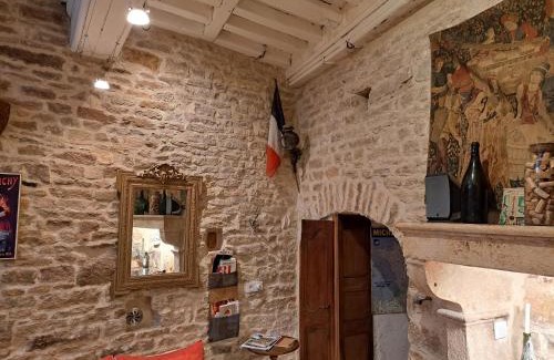 Beaune City Centre Apartamento | INSOLITE Le logement des gardes de la porte de Beaune au XVIIe siècle ATYPIQUE