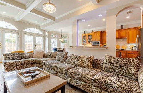 Uptown Casa | INSPERIT Home at Galleria with heated pool spa